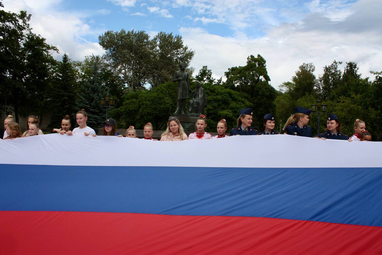 Флаг России развернули у памятника в Пскове
