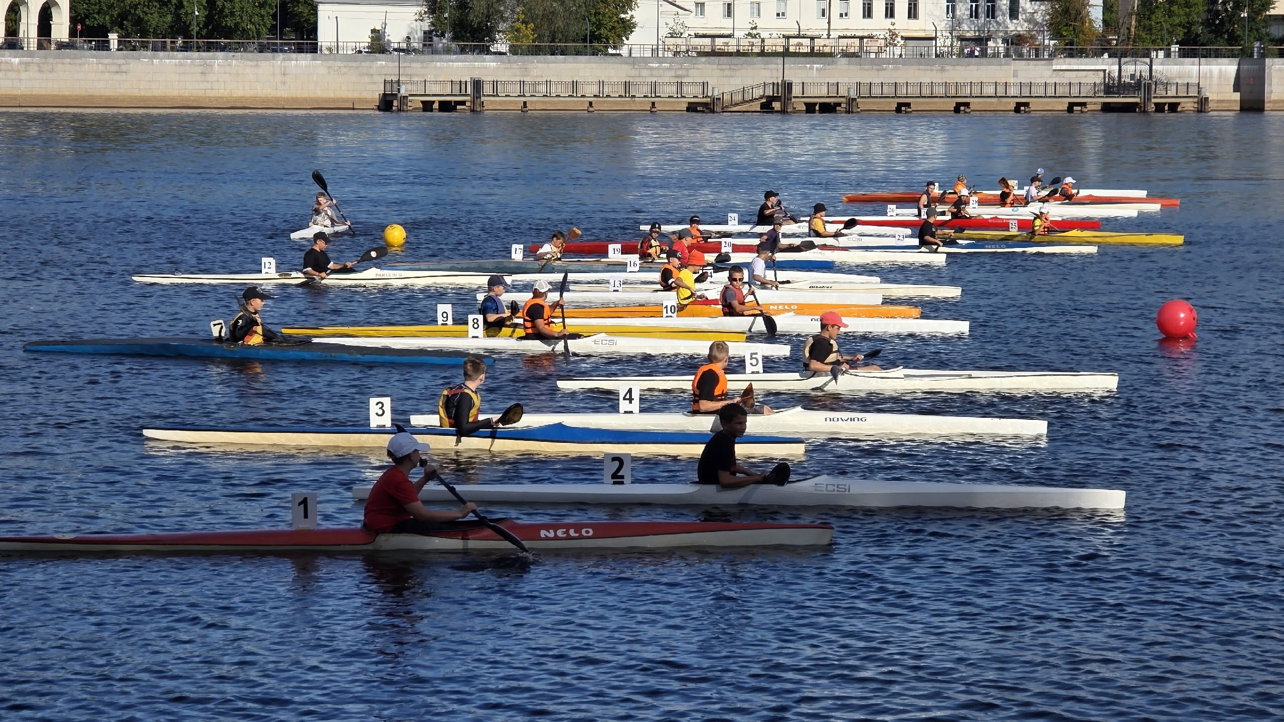 Псковичи выиграли медали чемпионата и первенства Великого Новгорода по гребле на байдарках и каноэ