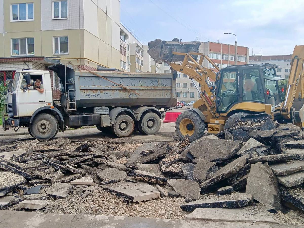 К ремонту дорог вблизи жилых домов приступили на улице Рокоссовского № 30 и № 32