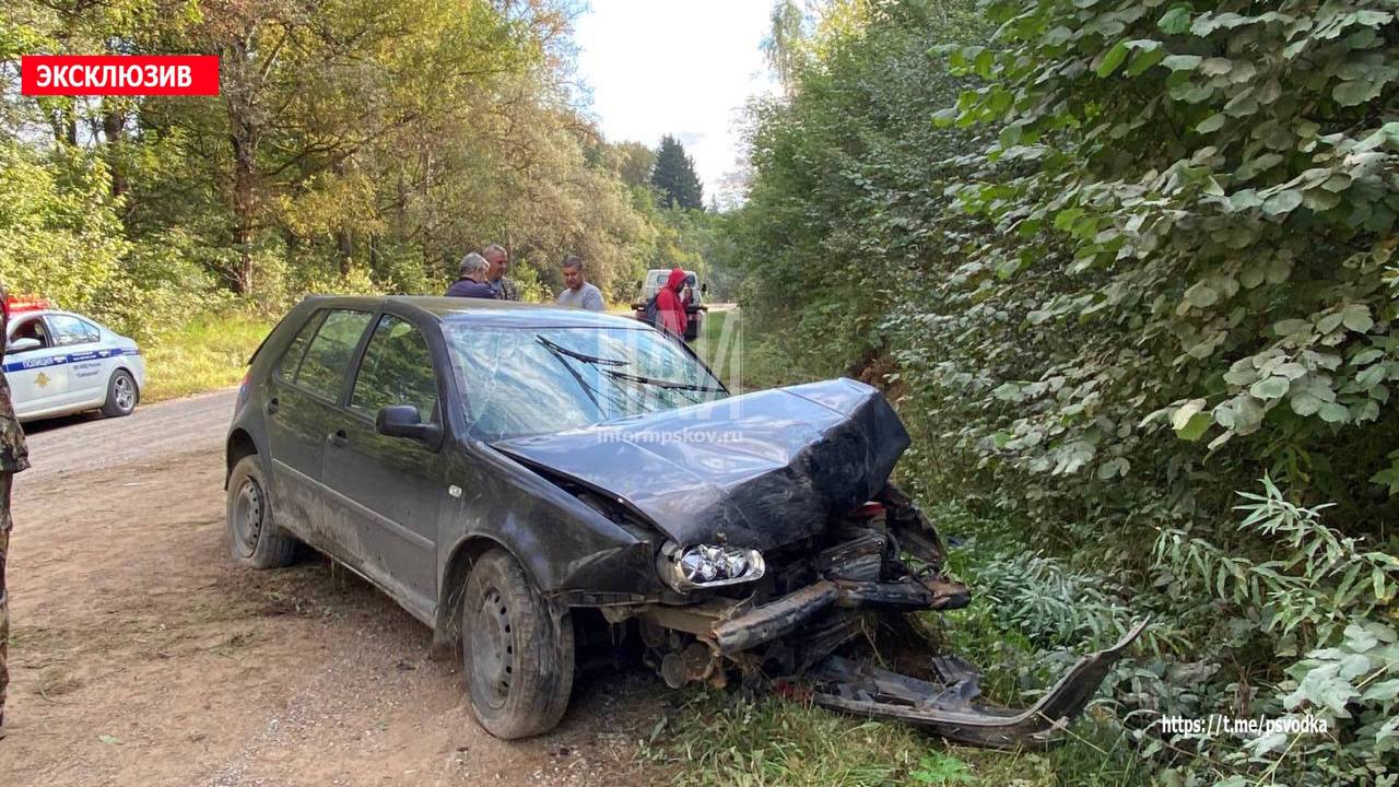 В Себежском районе автомобиль съехал в кювет