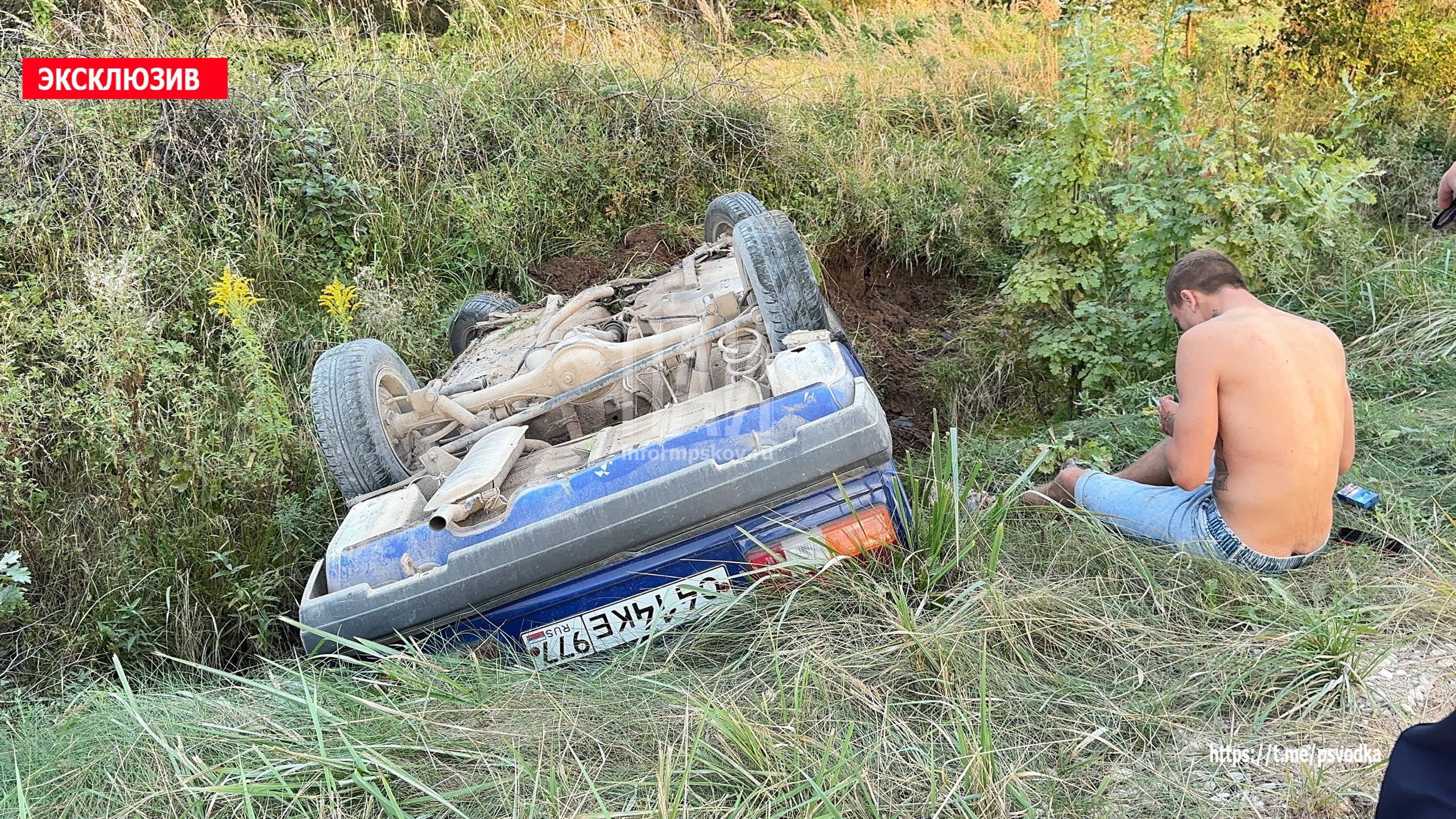 В Псковском районе ВАЗ-2107 с пьяным водителем опрокинулся в кювет