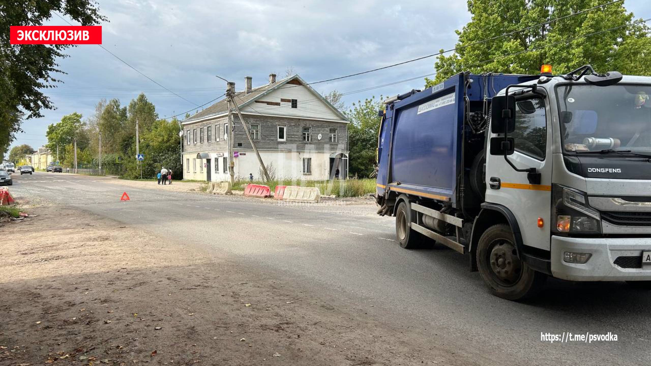 Женщину на электросамокате госпитализировали после ДТП с мусоровозом в Острове