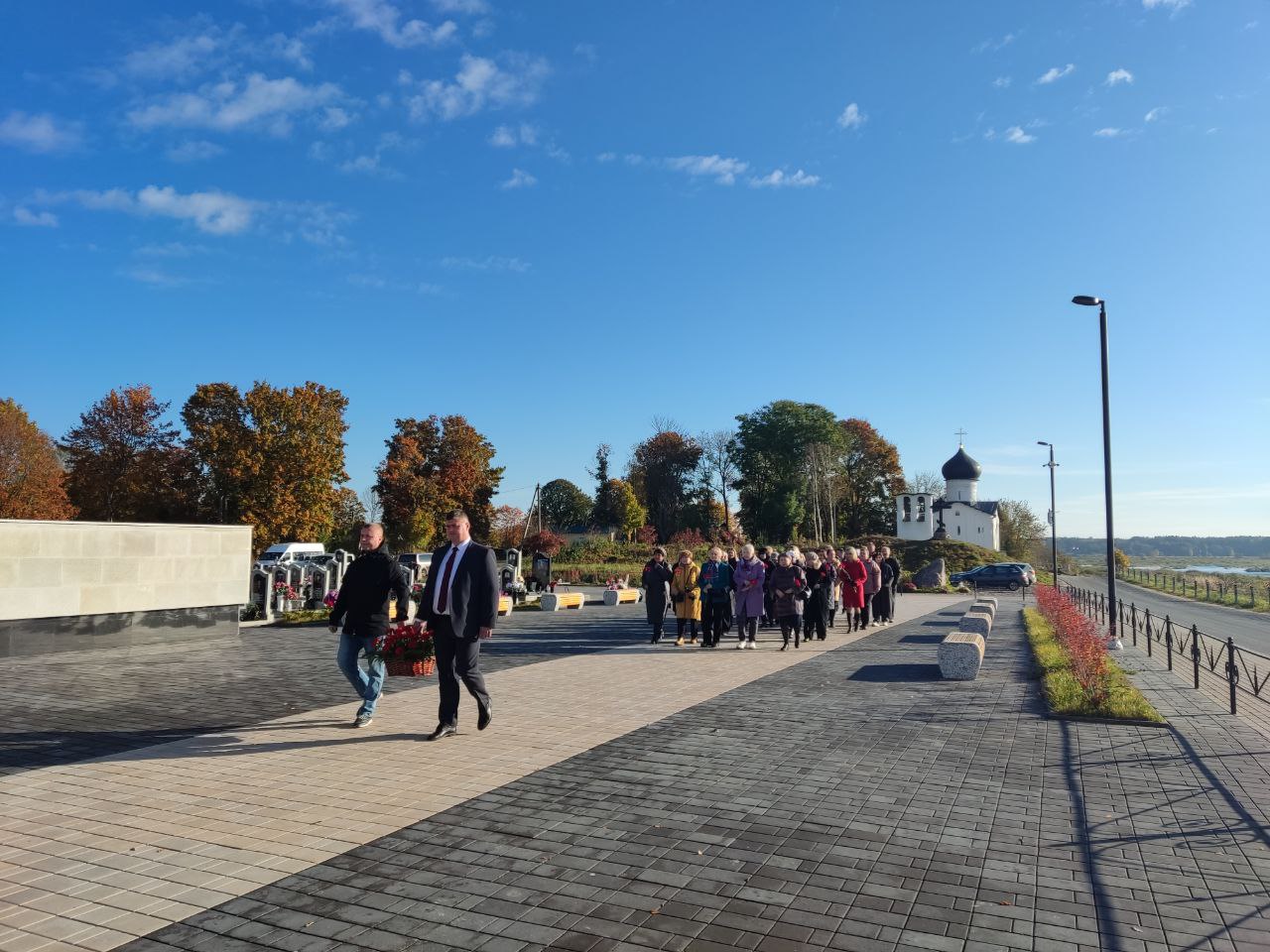 Профсоюзы Псковской области почтили память защитников Отечества в Выбутах