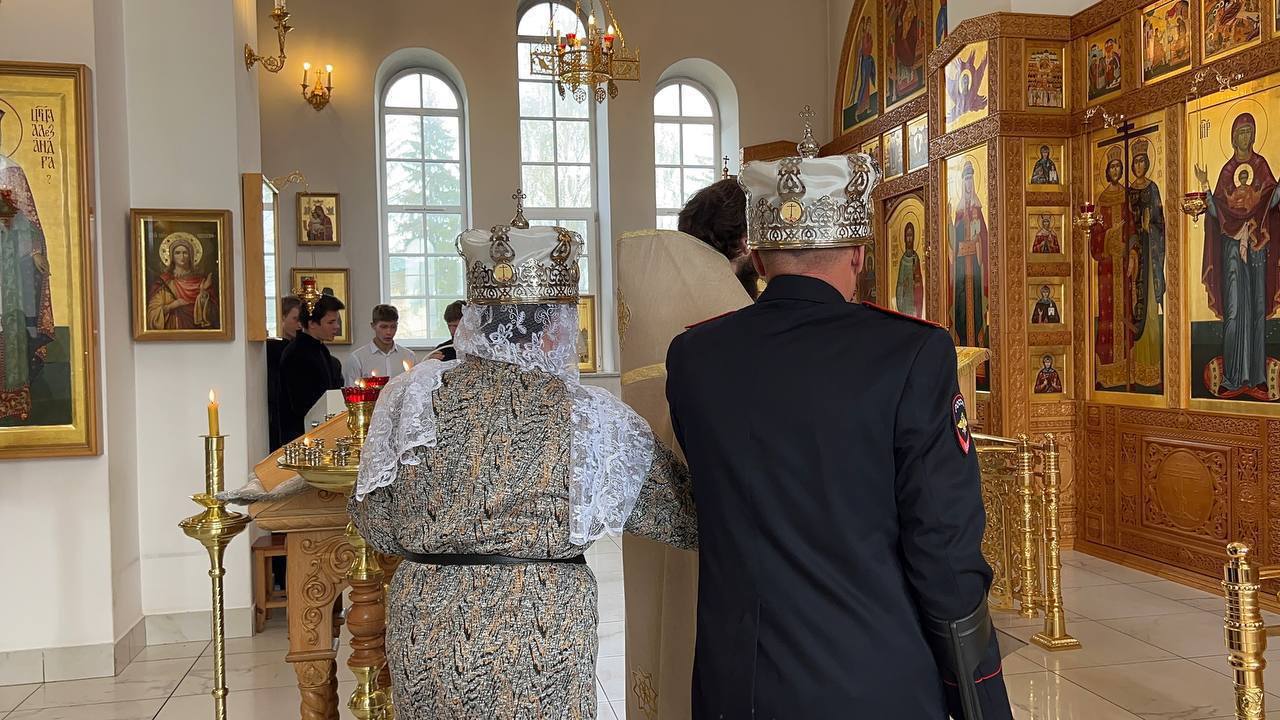 Ветеран обвенчался с супругой в храме первого в России паломнического центра для участников СВО