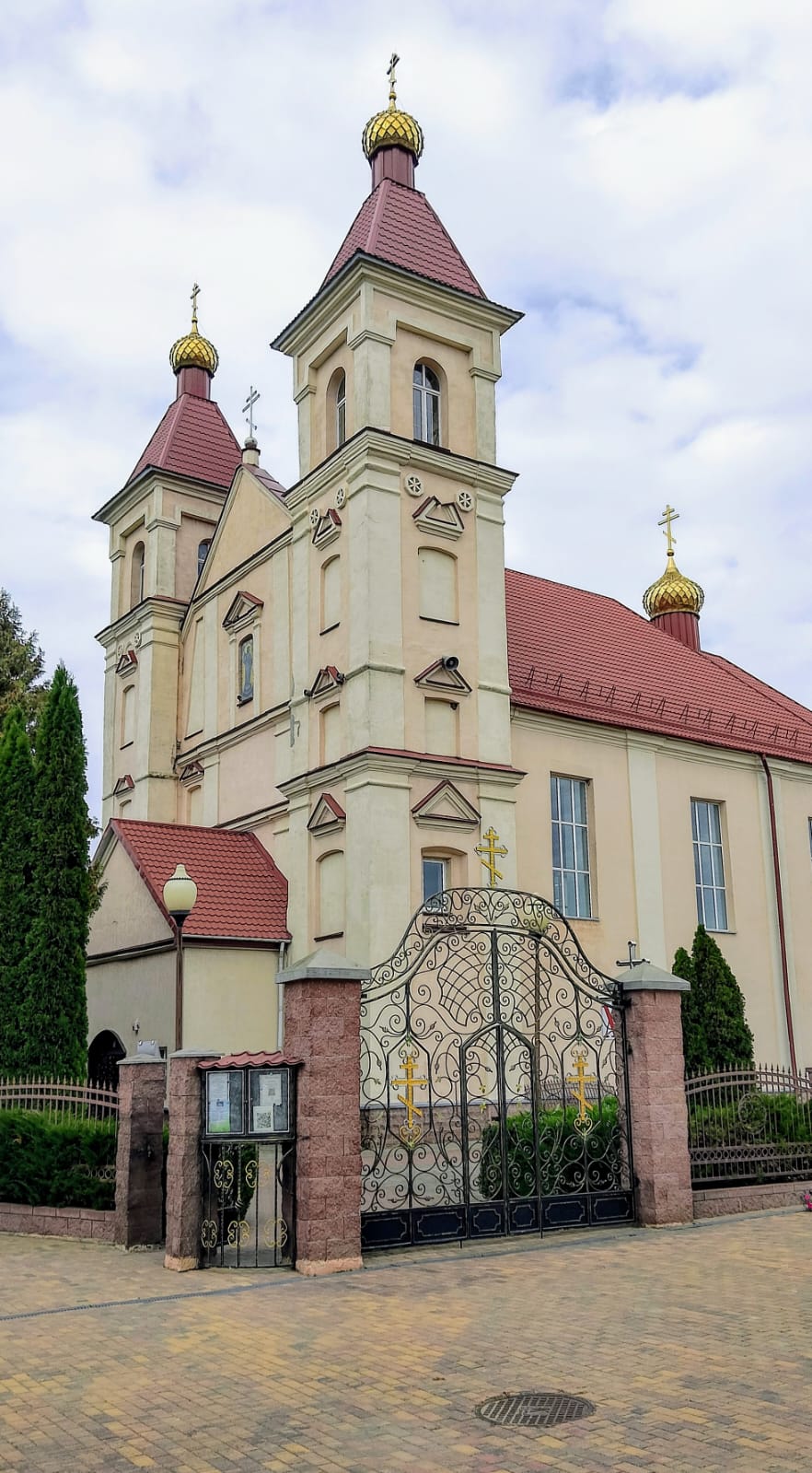 Церкви и костëлы украшают города и сëла