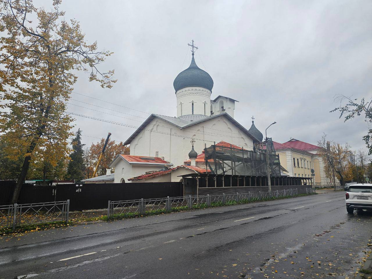 Благоустройство вокруг церкви Николы со Усохи в Пскове