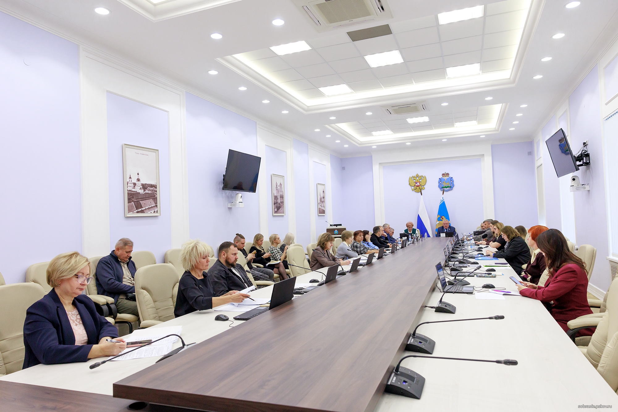 Новую госпрограмму для молодёжи и программу «Земский тренер» обсудили в Собрании