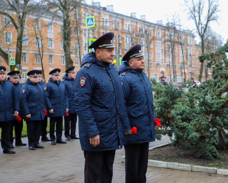 Траурный митинг и возложение цветов к памятному знаку