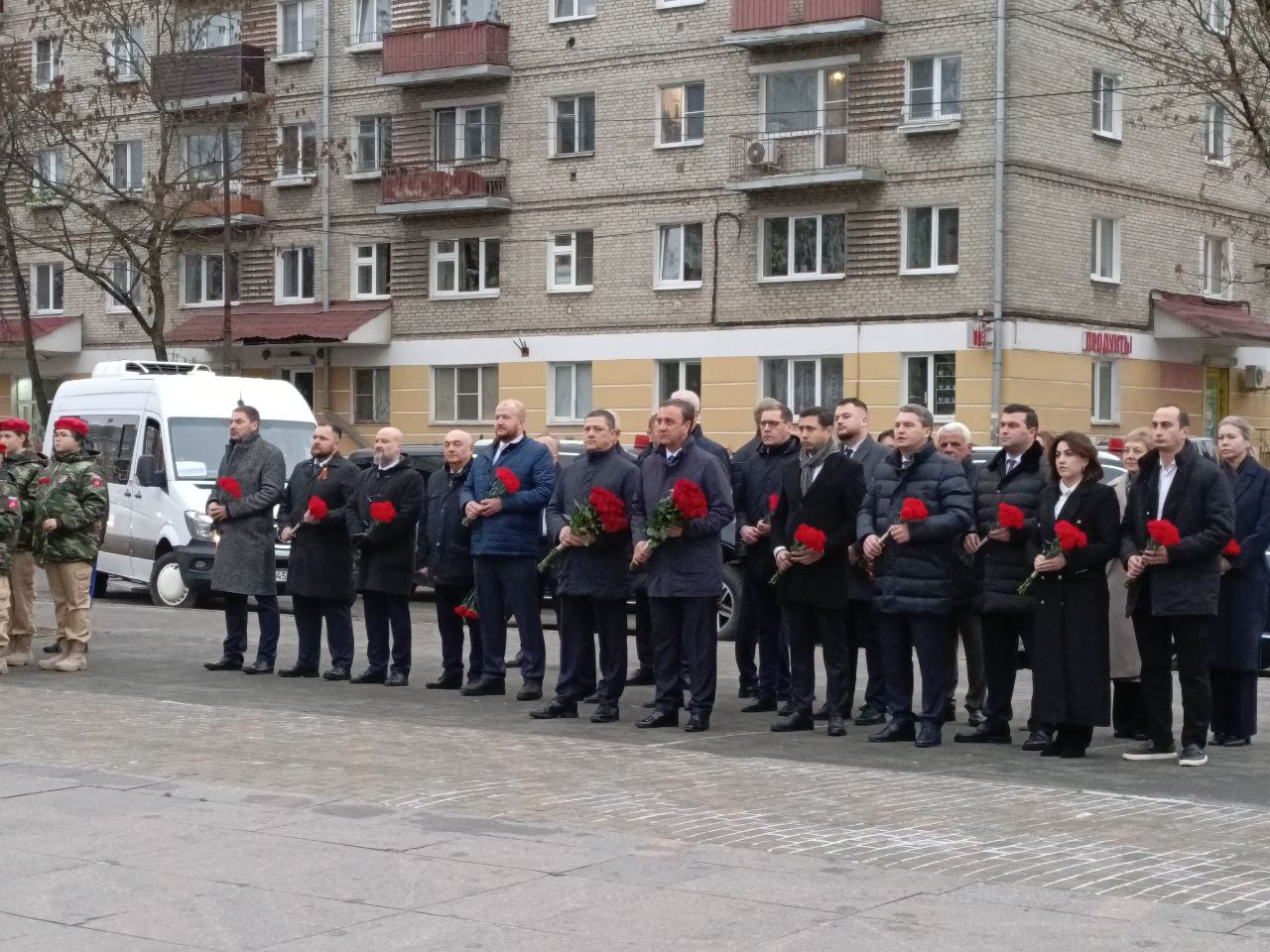 Михаил Ведерников и Владимир Делба возложили цветы к Могиле Неизвестного Солдата в Пскове