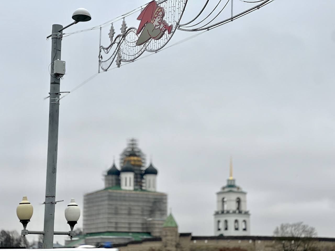 Новогодние украшения в Пскове