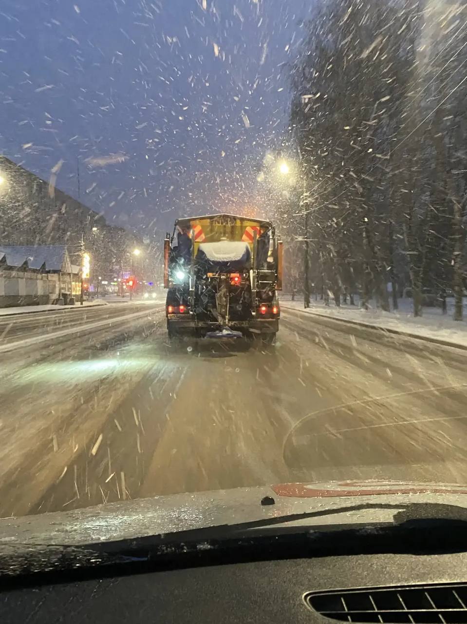 Расчистка дорог от снега идёт в Пскове с самого утра