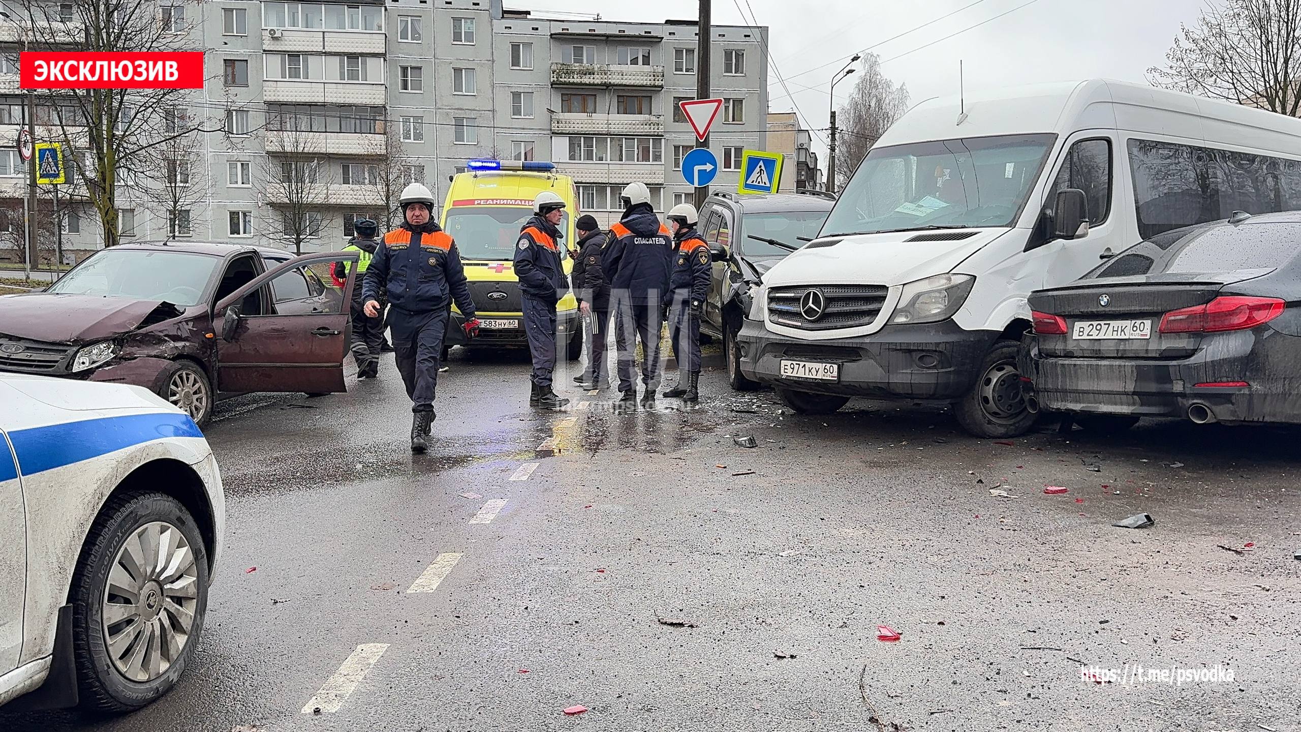 Три легковых автомобиля и микроавтобус столкнулись на улице Коммунальной в Пскове