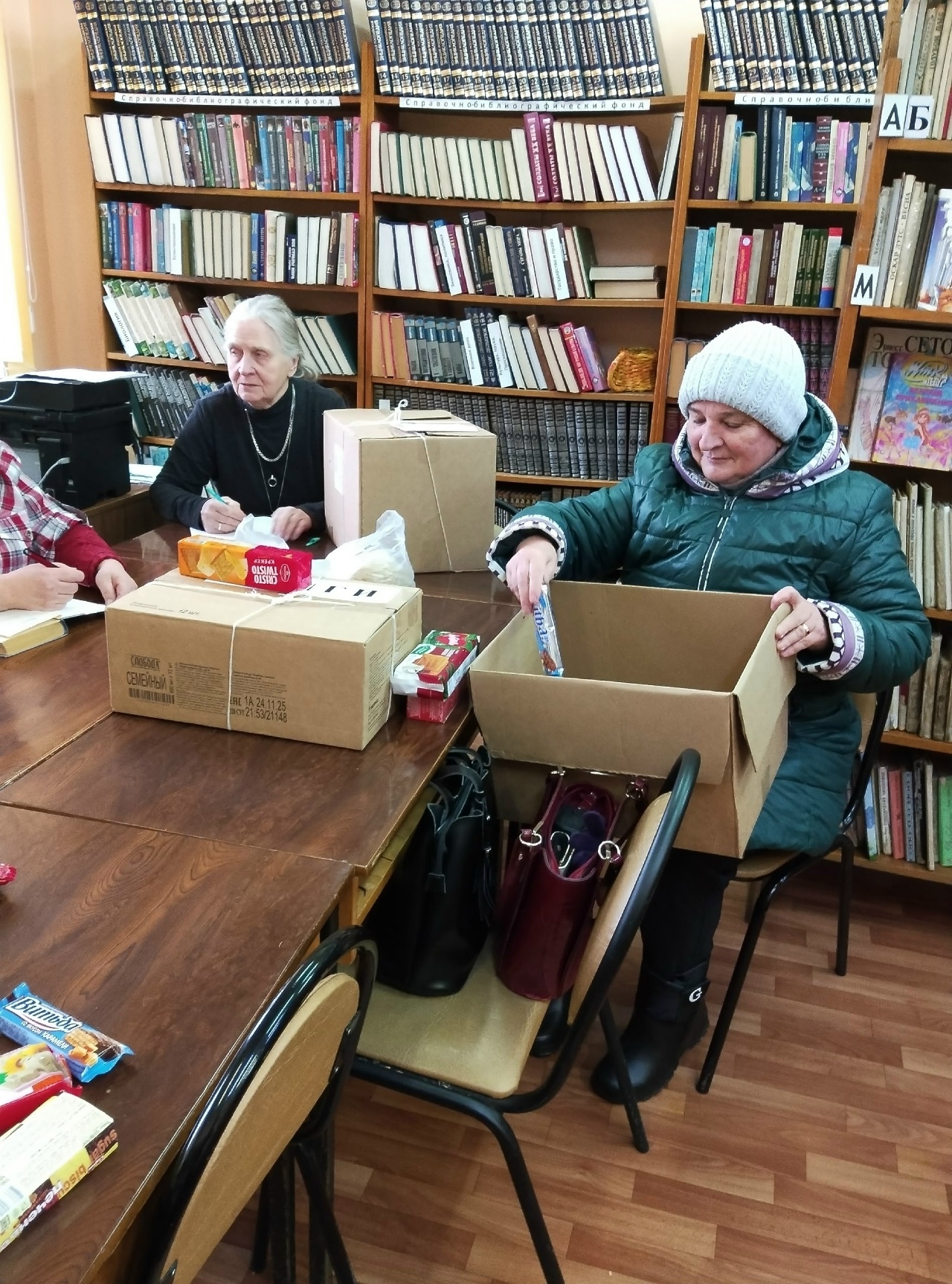 Читатели Идрицкой библиотеки собирают посылки землякам на СВО