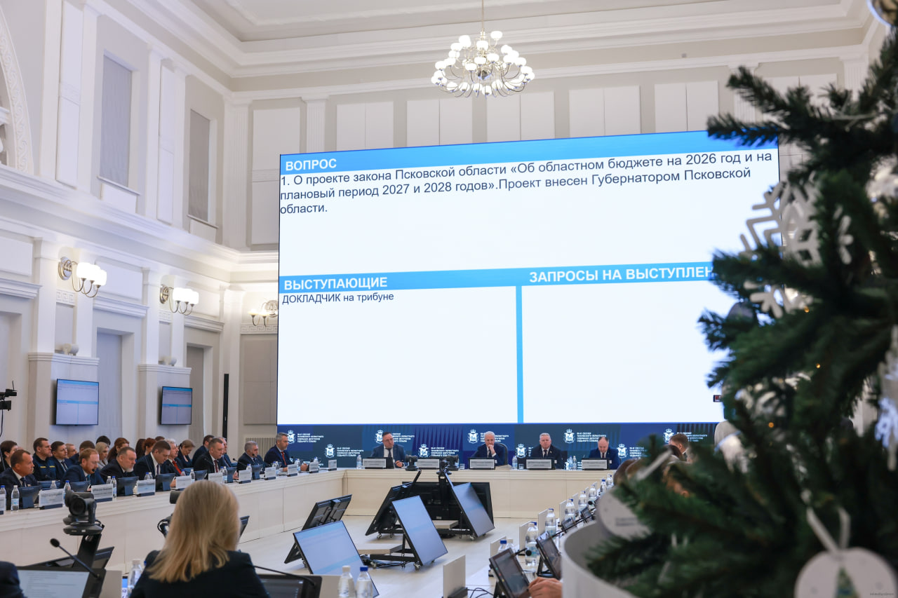 От послания губернатора – к утверждению бюджета. Фоторепортаж с юбилейной сессии