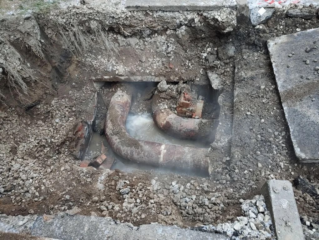 Псковские теплосети устранили утечку под тротуаром на улице Гражданской