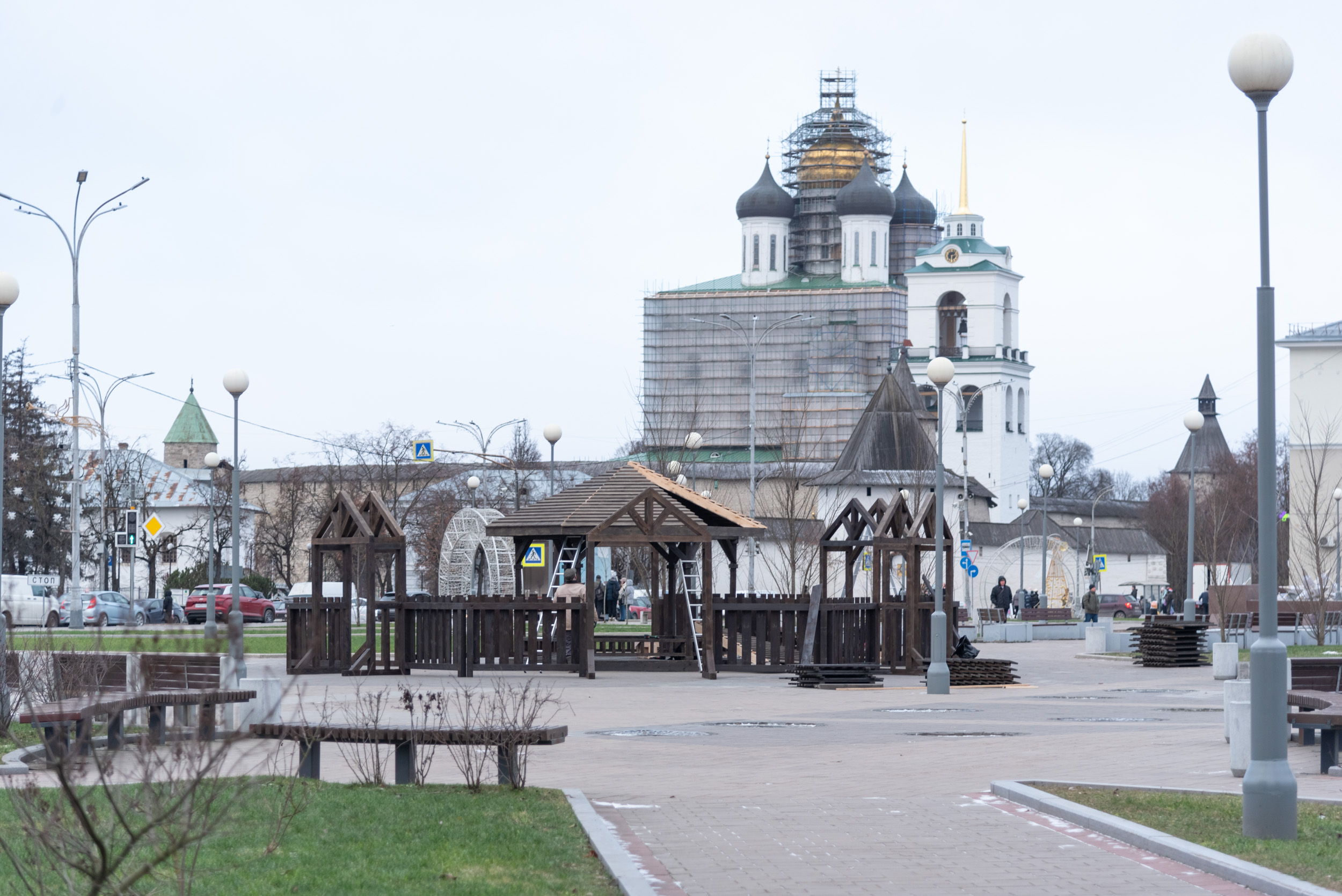 Рождественский вертеп в центре Пскова