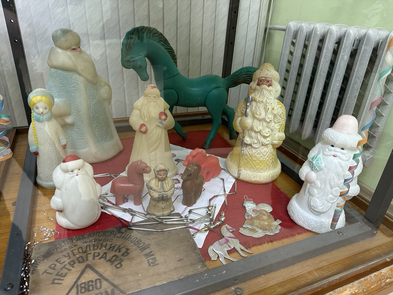 Выставка антикварных новогодних кукол и игрушек