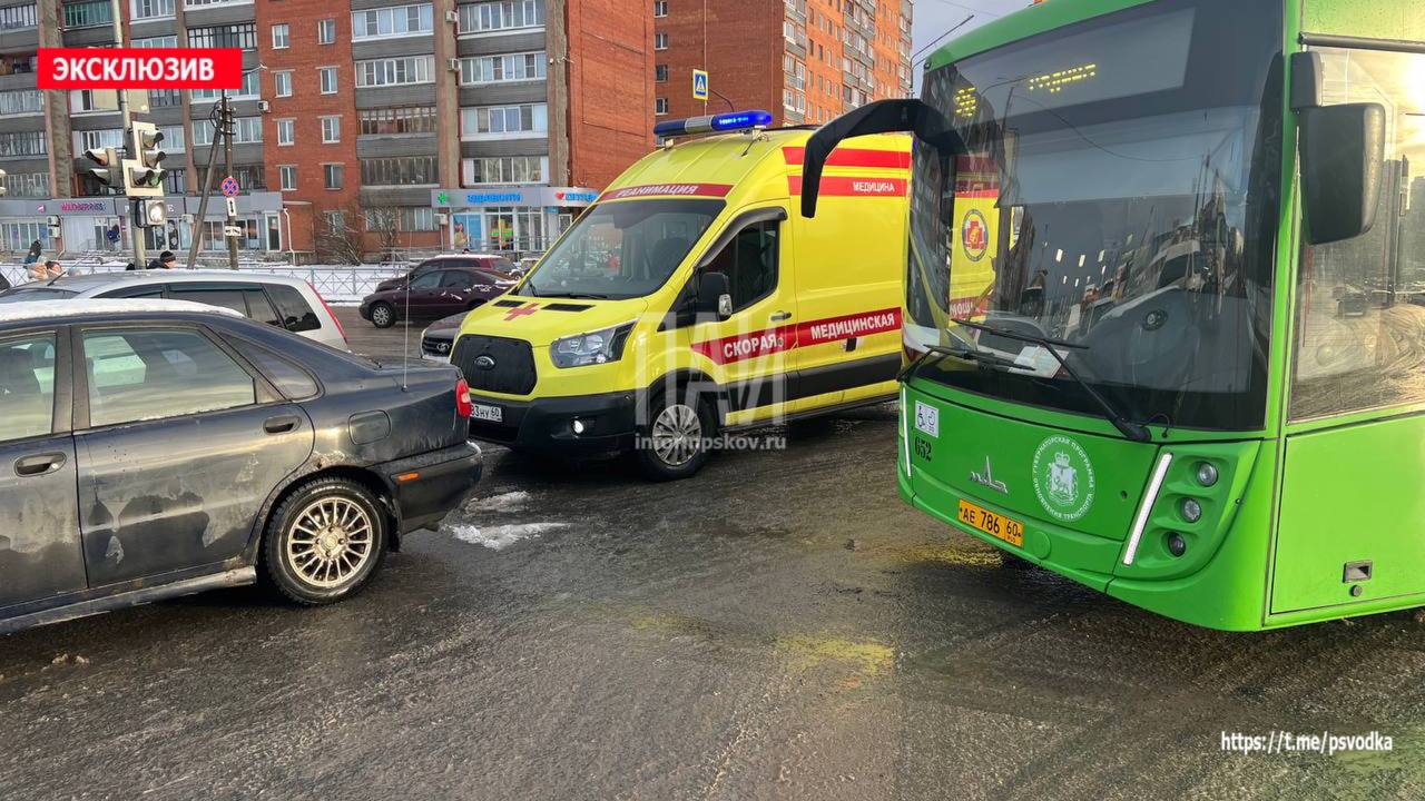 ДТП с участием автобуса в Пскове