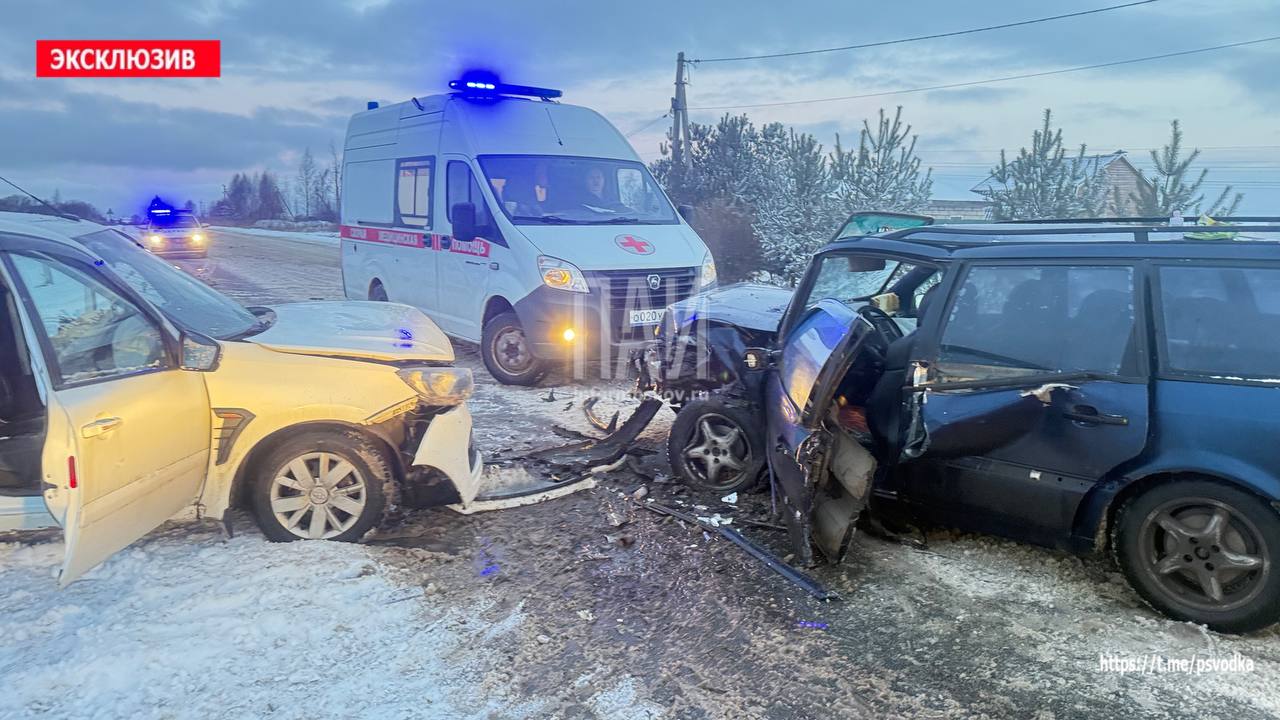Volkswagen и Lada Granta столкнулись в Псковском районе