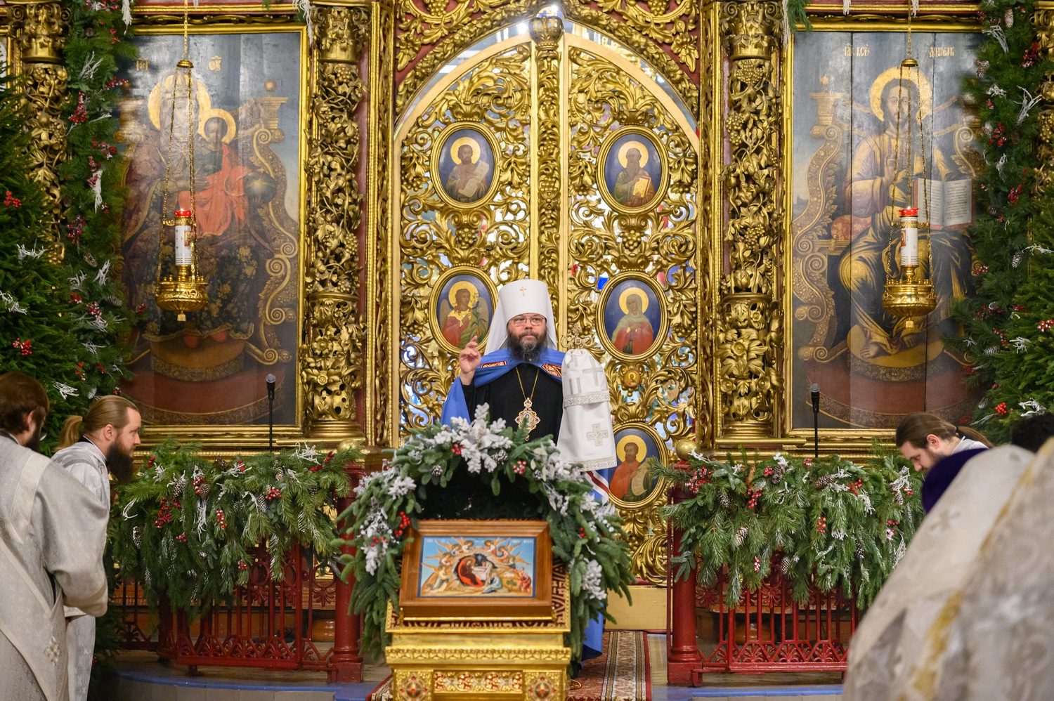 Митрополит Матфей возглавил великую вечерню в Троицком соборе в Рождество