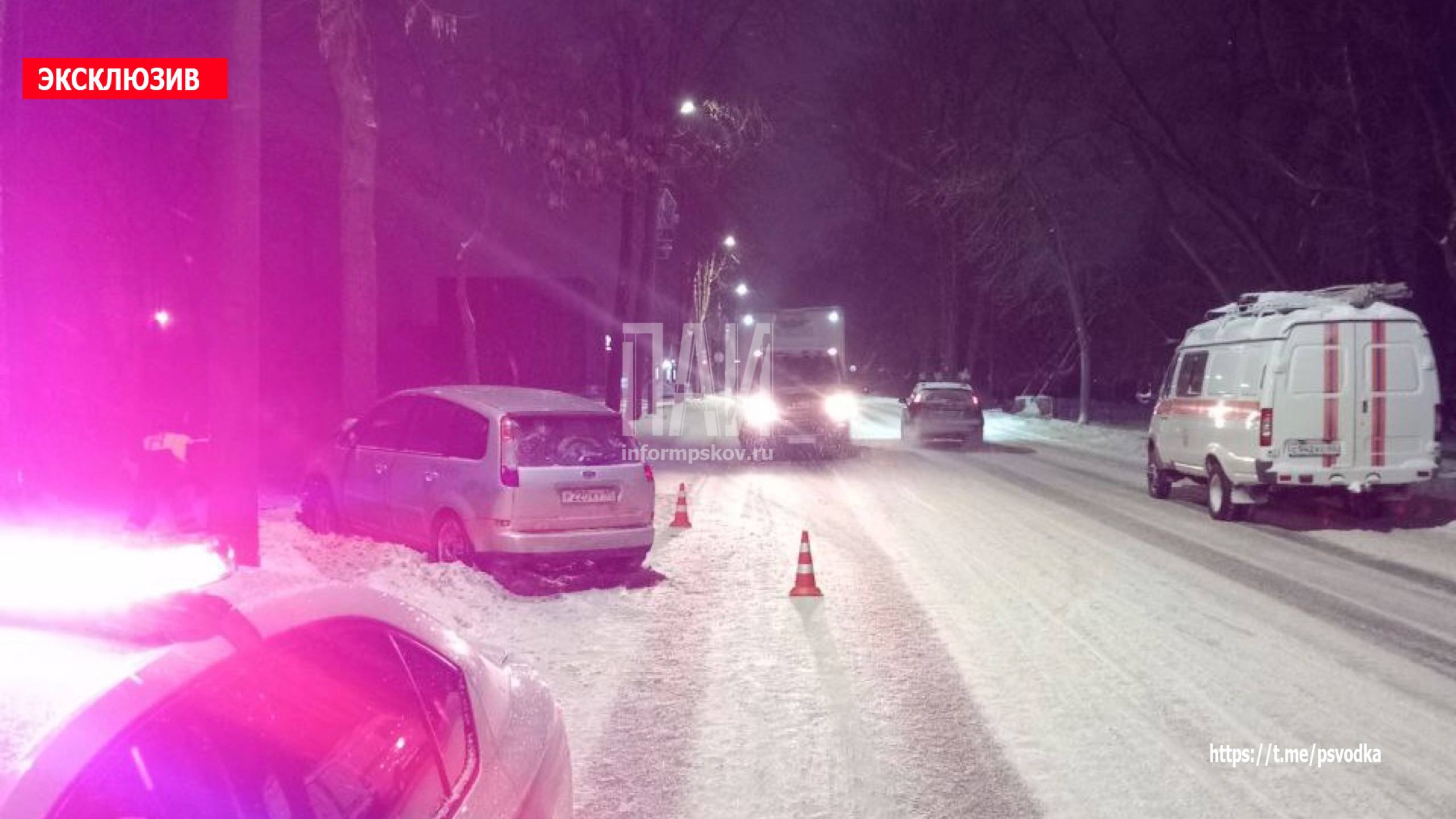 В Великих Луках водитель погиб, врезавшись в дерево