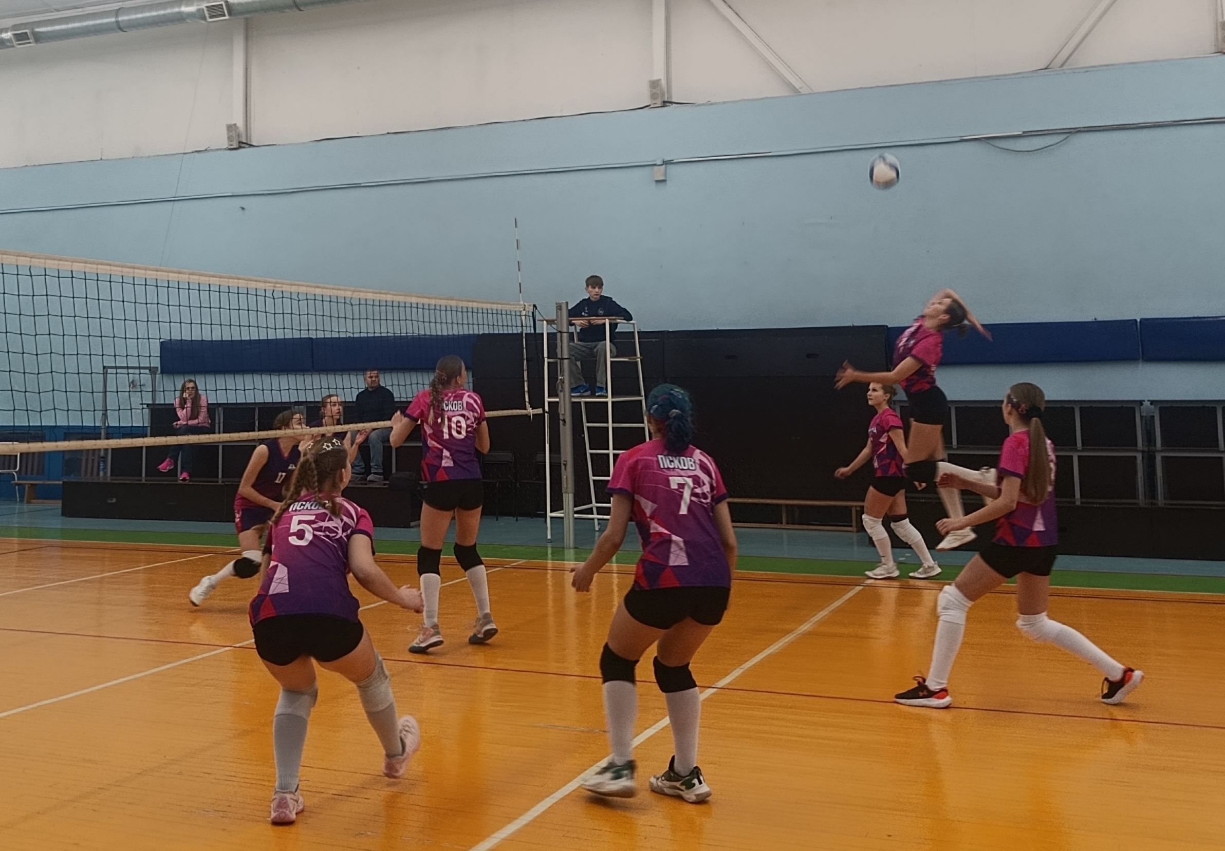 Псковские волейболистки выиграли бронзу межмуниципального турнира в Санкт-Петербурге 