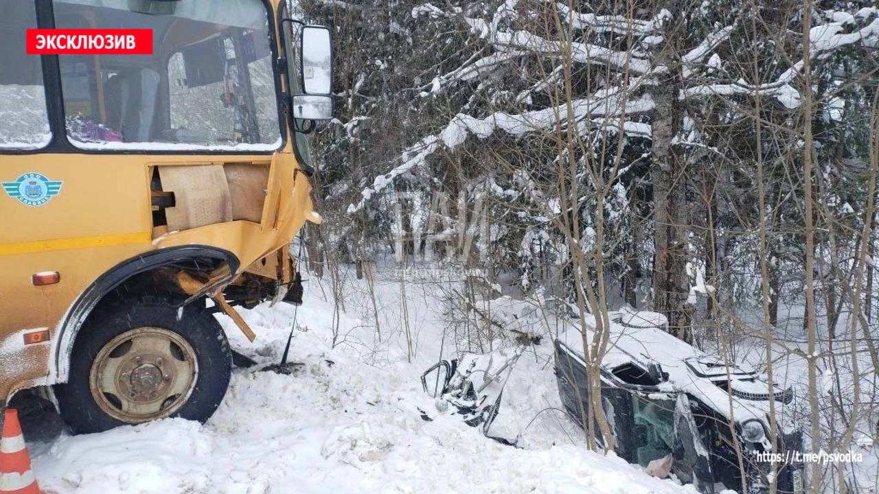 Кондуктор пострадала при столкновении легковушки с автобусом в Куньинском районе