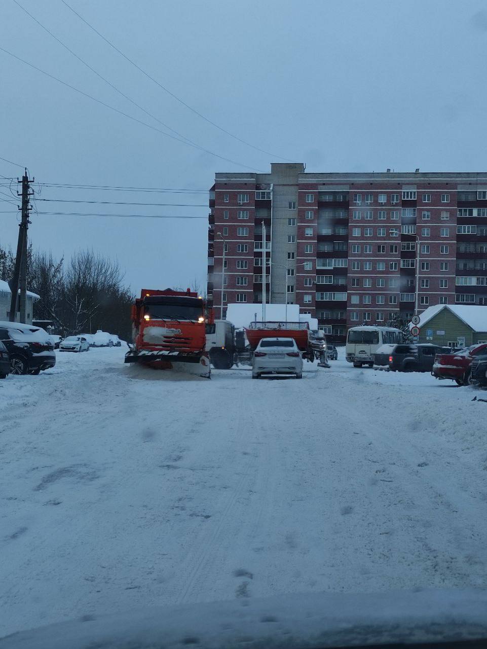 Последствия снегопада в Великих Луках 