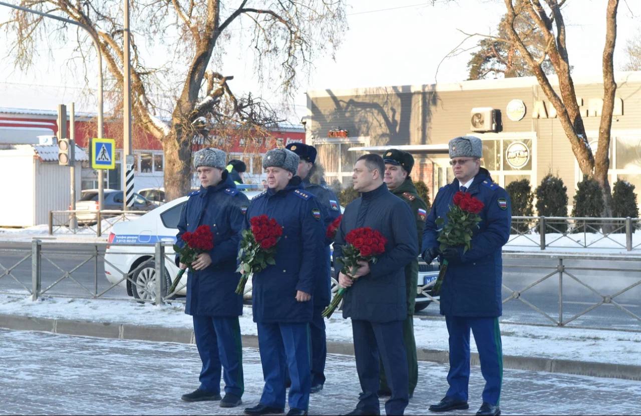 Михаил Ведерников и Алексей Захаров почтили память героев-десантников в Псковской области