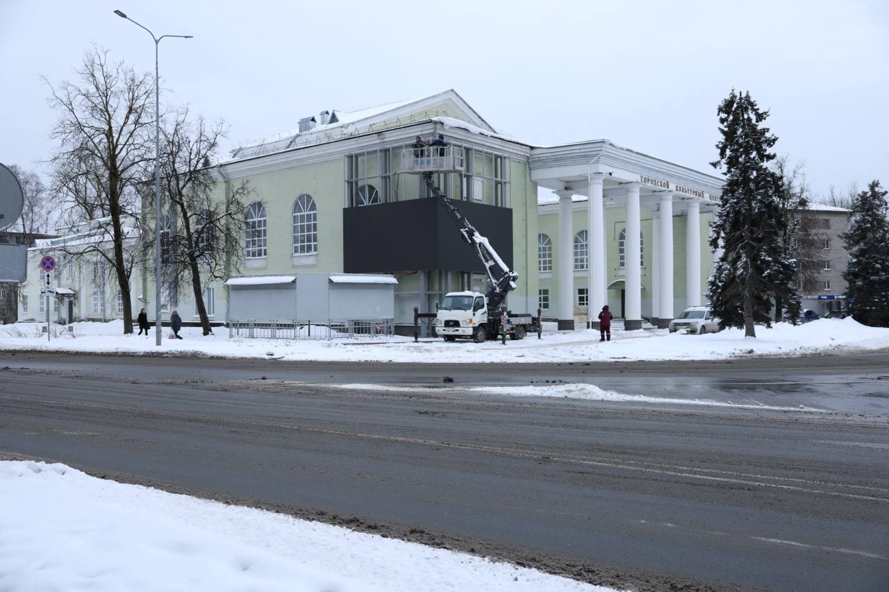 Экран устанавливают на здании ГКЦ в Пскове