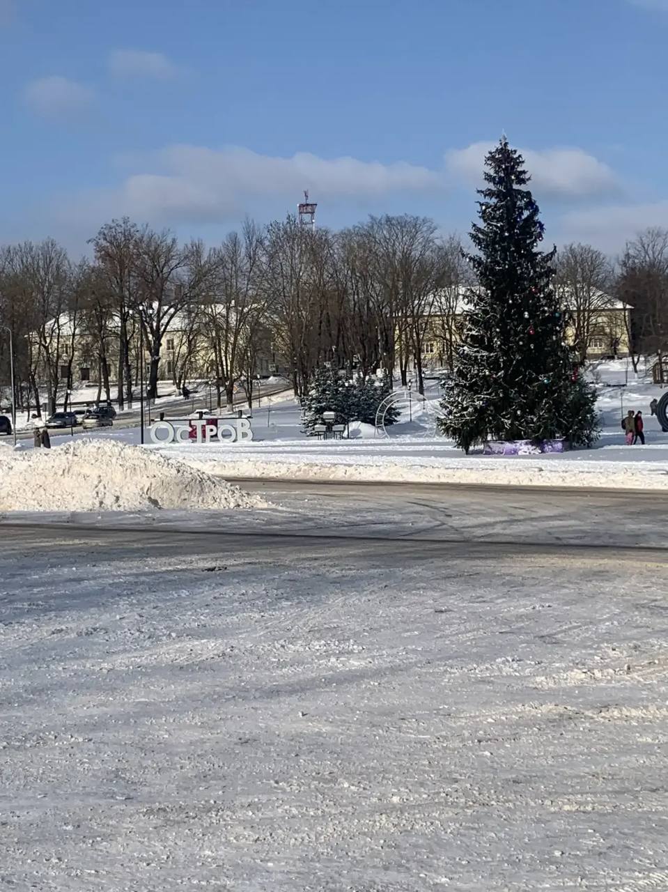 Последствия двух снежных циклонов продолжают ликвидировать в Островском округе