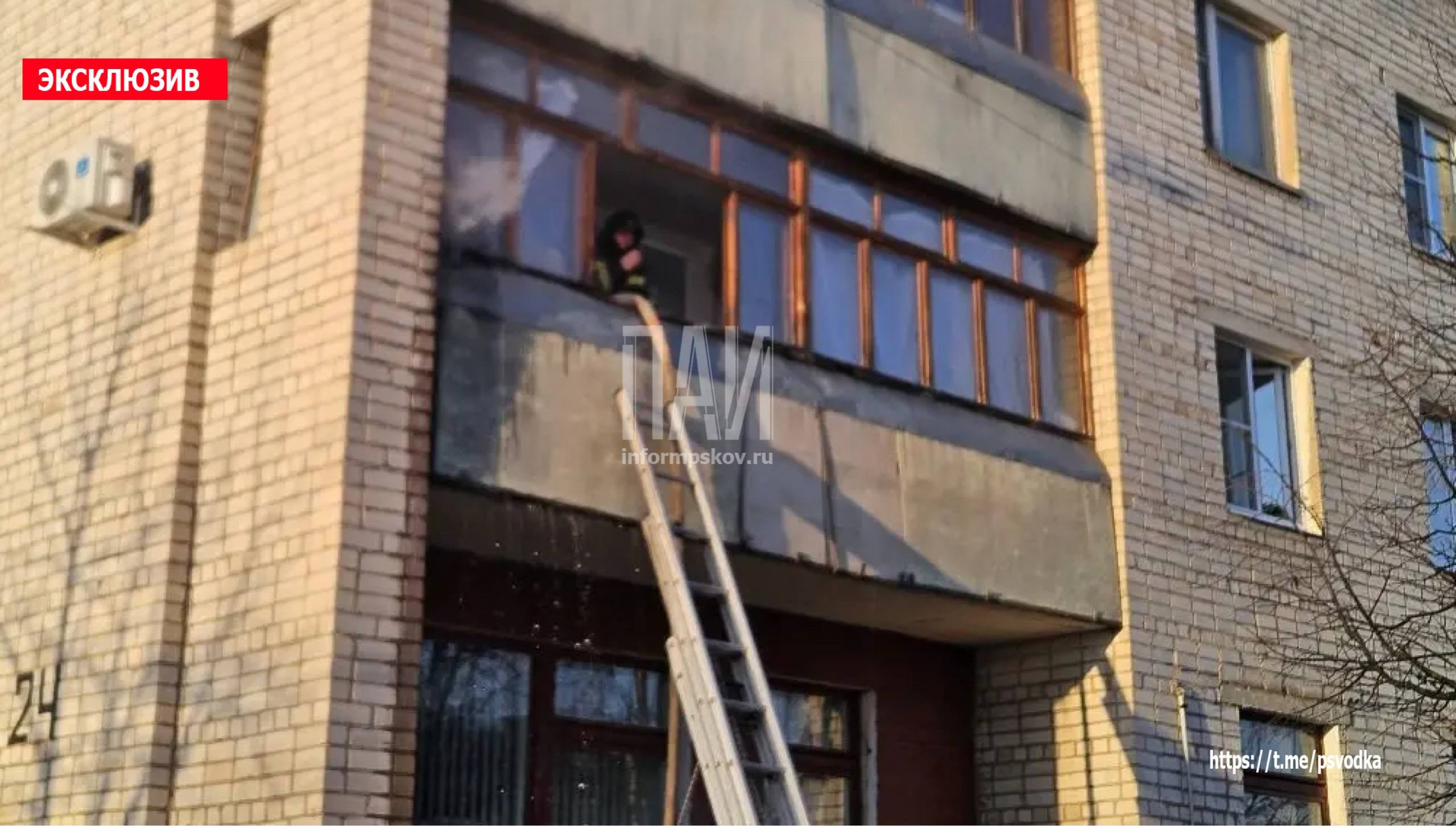 Балкон жилого дома загорелся в Великих Луках
