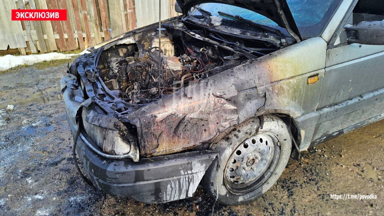 Автомобиль загорелся на улице в Великих Луках