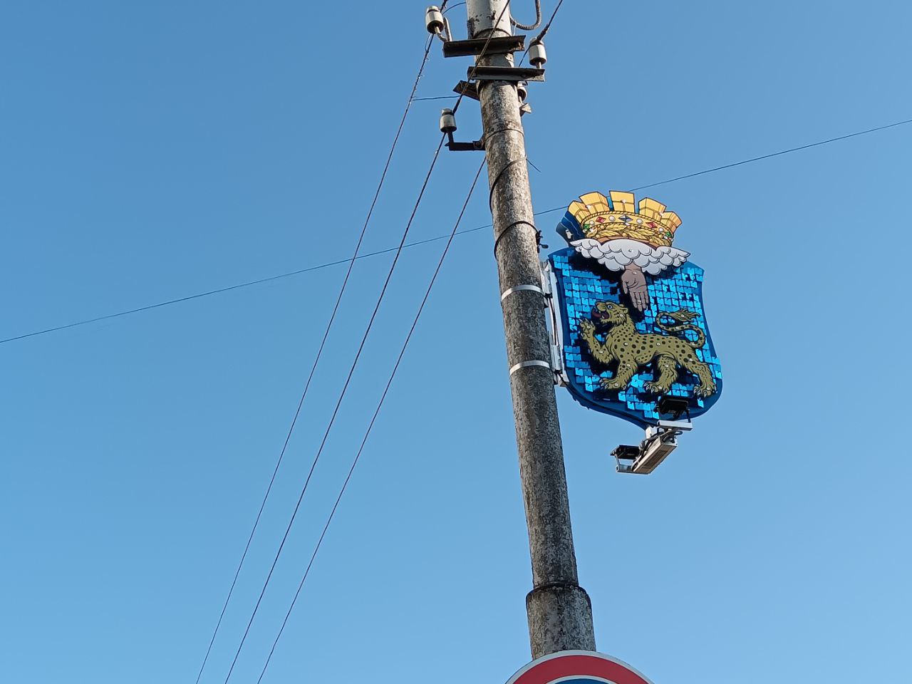 Гербы у здания администрации Пскова 