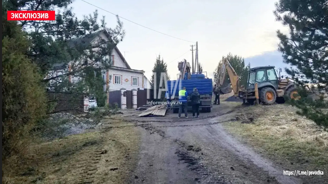 Манипулятор опрокинулся на оператора в Великолукском районе