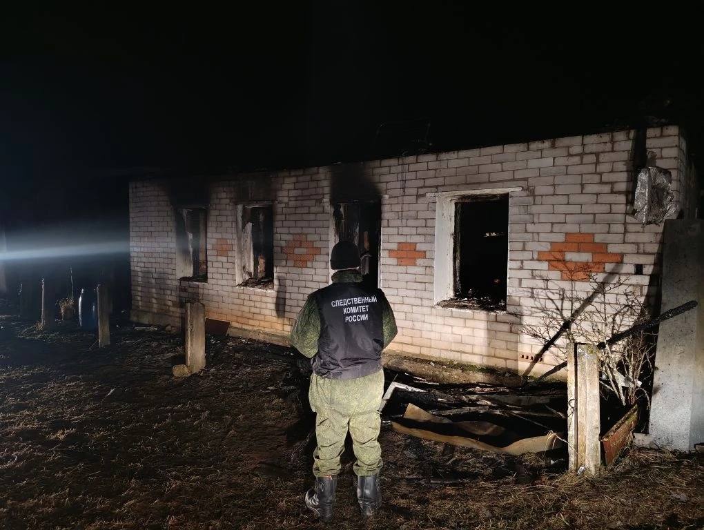 В Порховском районе проводится проверка по сообщению о гибели женщины при пожаре