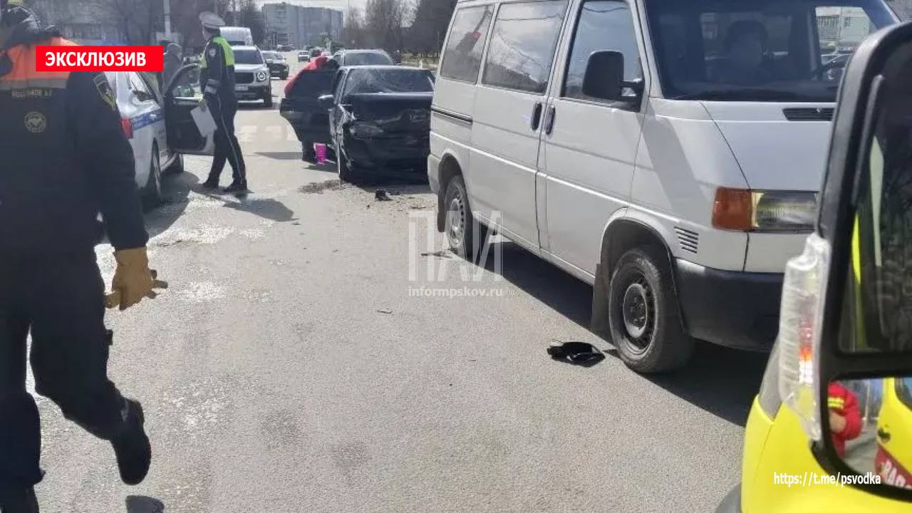 Два автомобиля столкнулись у рынка «Нива» в Пскове
