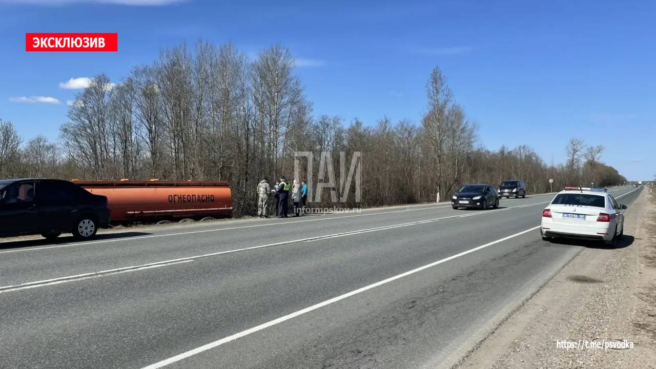 Бензовоз съехал в кювет в Островском районе 