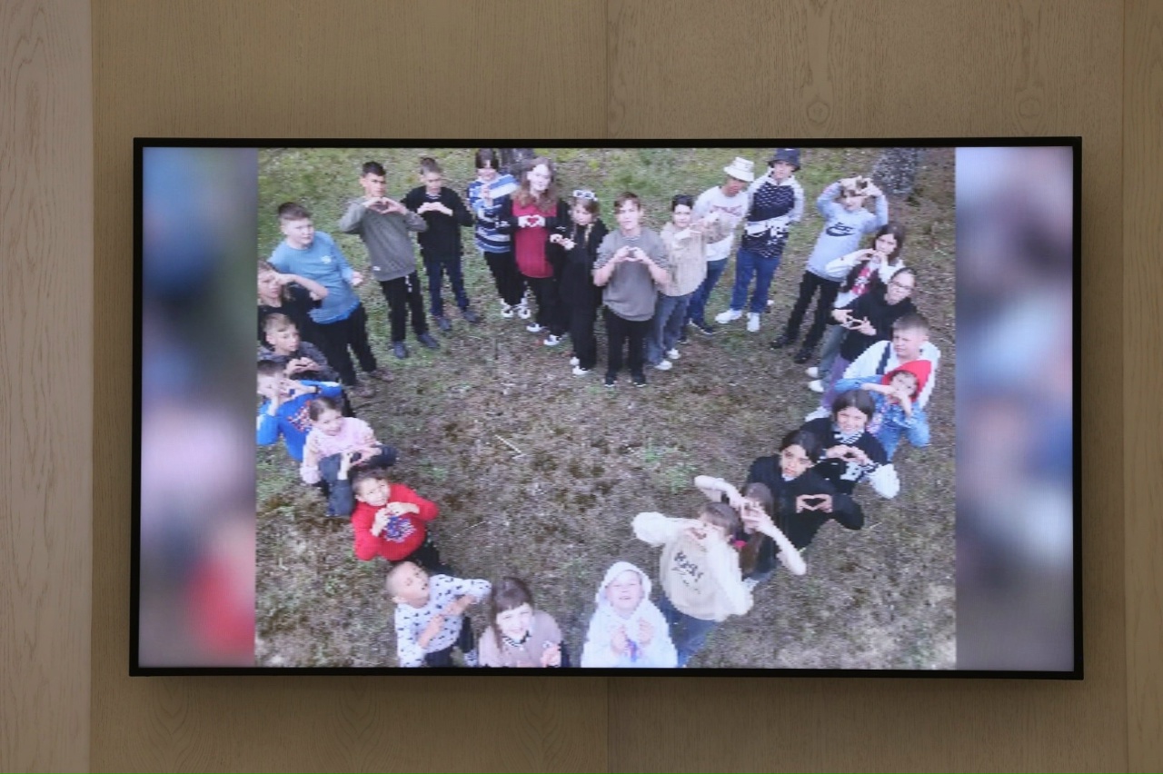 Михаил Ведерников наградил победителей областного конкурса фотографий среди детей-сирот  