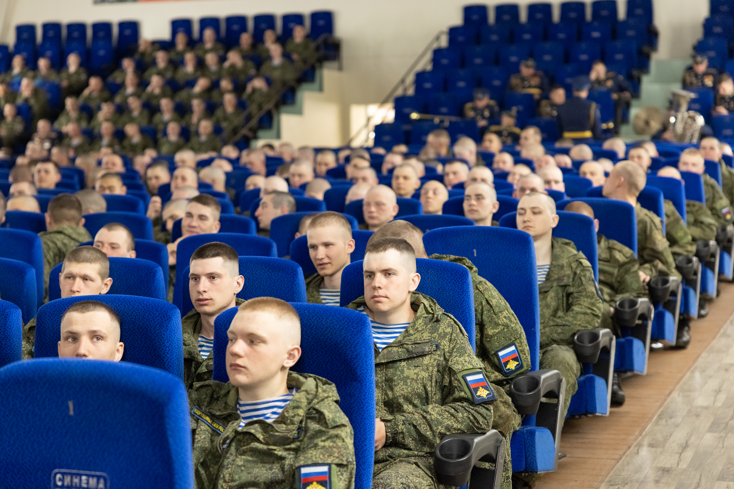 Торжественная церемония вручения боевого знамени 35-му отдельному медотряду Псковской дивизии
