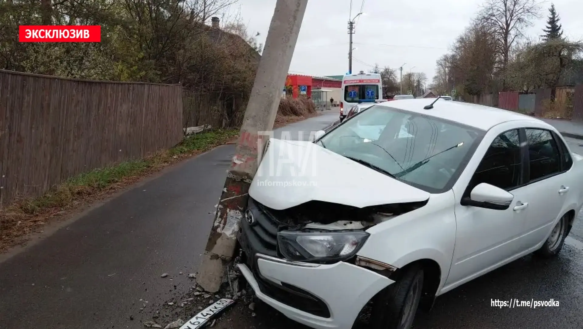 Автомобиль совершил наезд на мачту освещения в Пскове