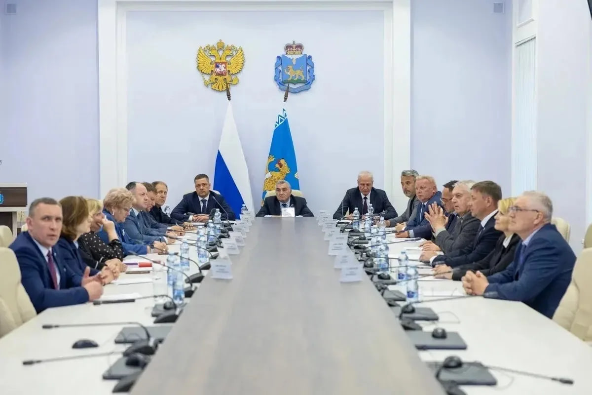 Михаил Ведерников поздравил псковских депутатов с Днём парламентаризма