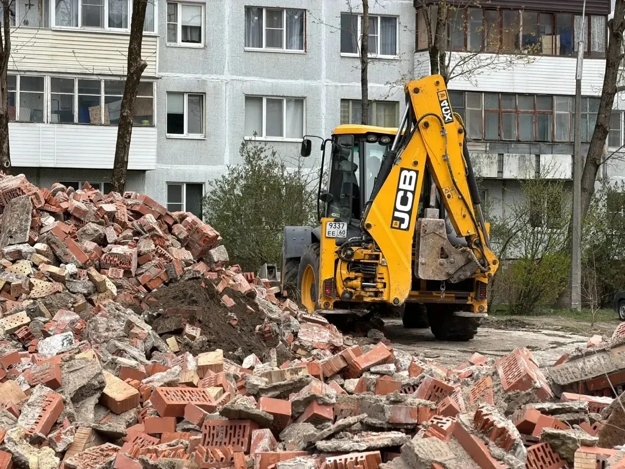 Работы по благоустройству начались на улице Звёздной и Сиреневом бульваре в Пскове