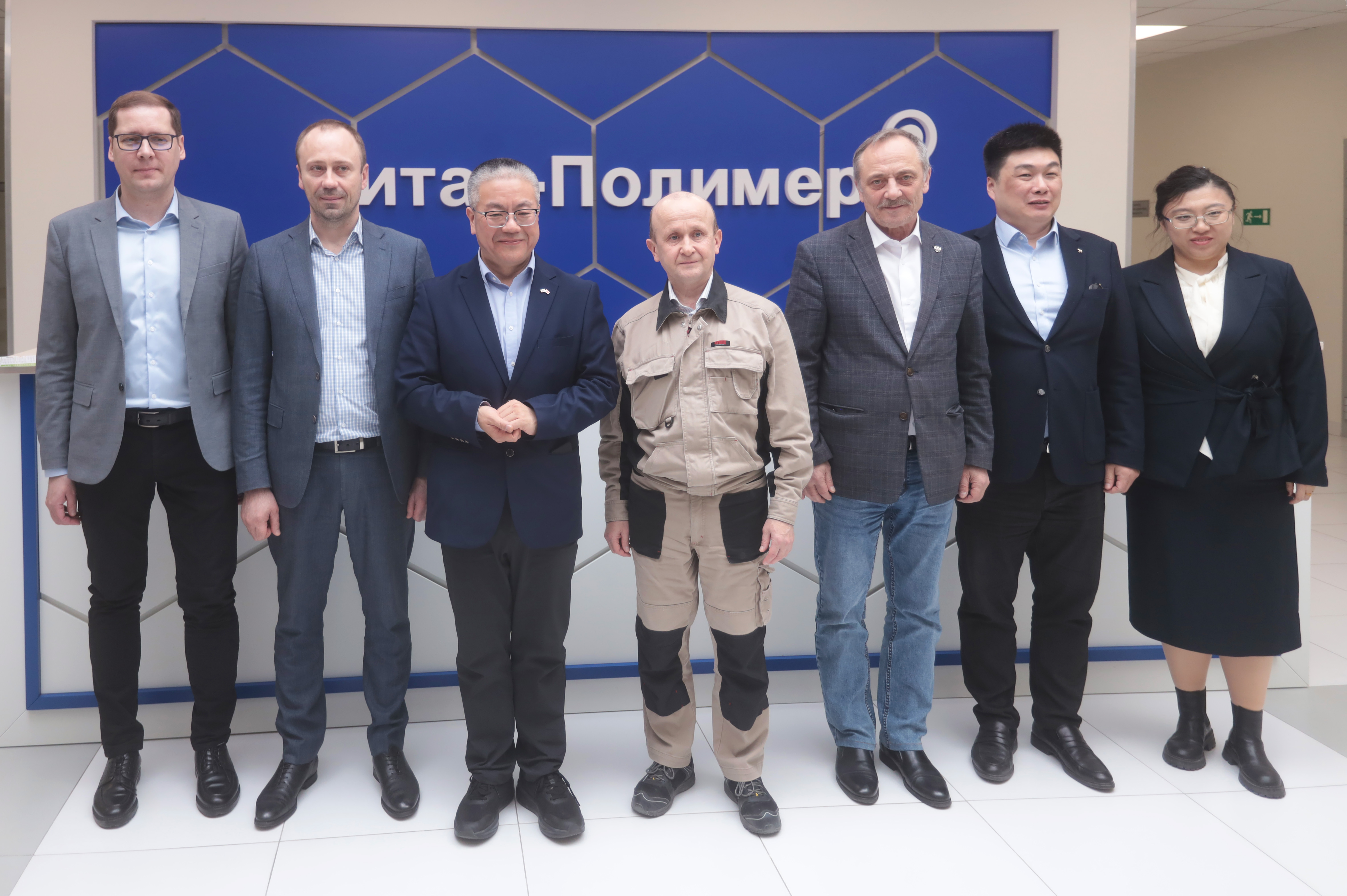 Делегация ознакомилась с действующим производством завода