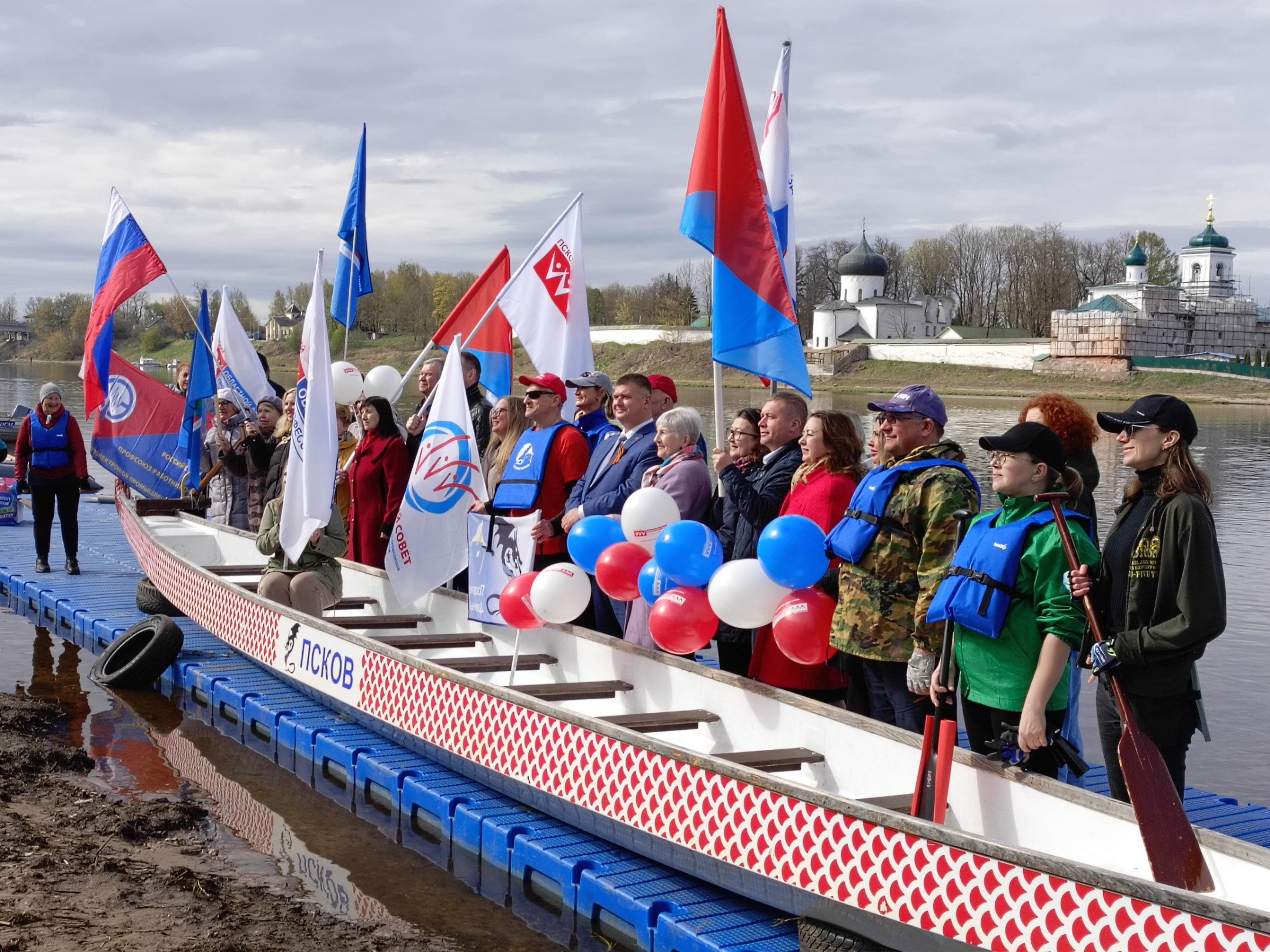 Профсоюзная регата проходит на реке Великой в Пскове