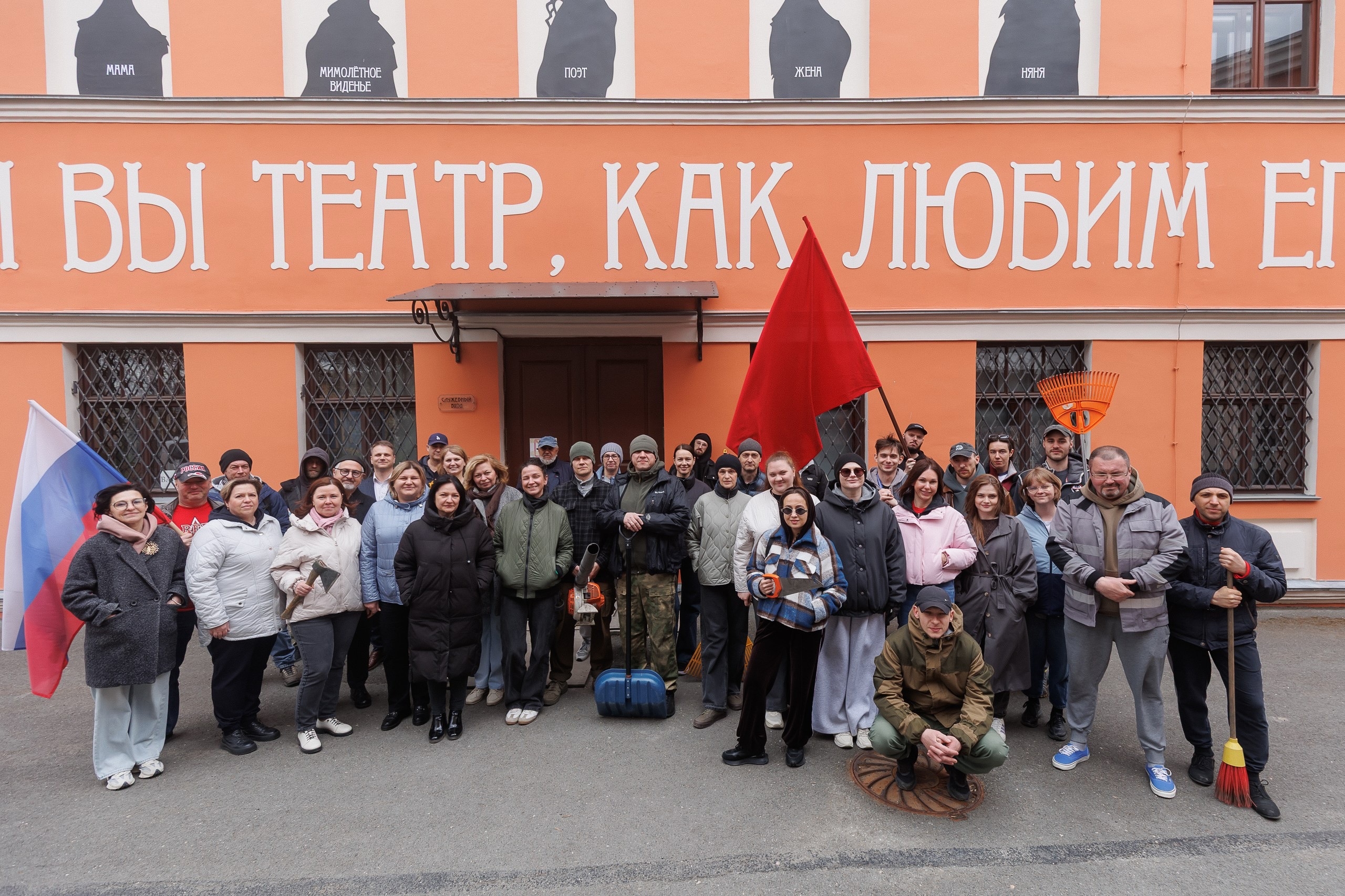 Псковские артисты вышли на субботник