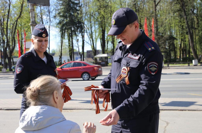Полицейские раздали псковичам георгиевские ленточки