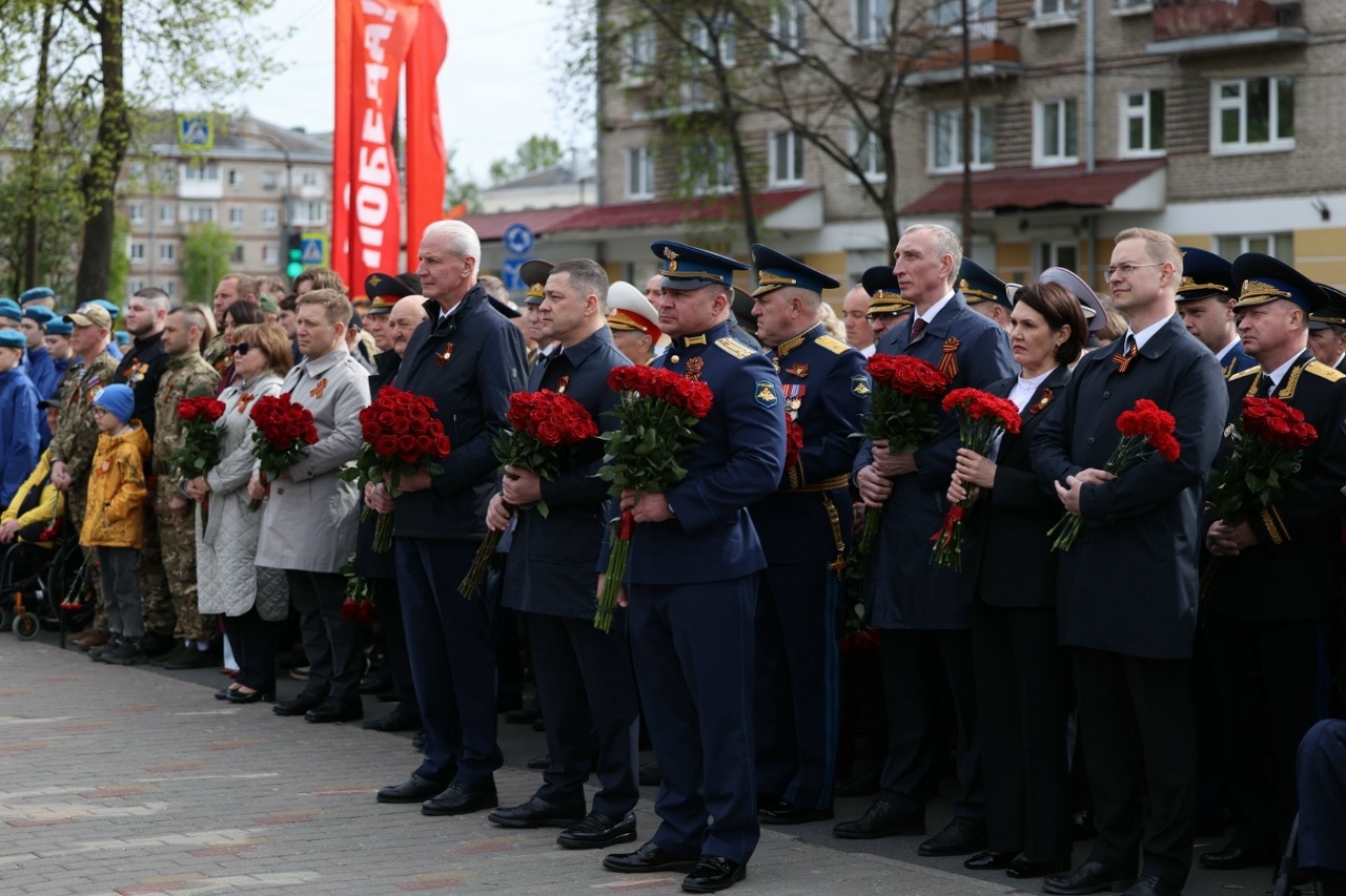 Возложение цветов к мемориалу