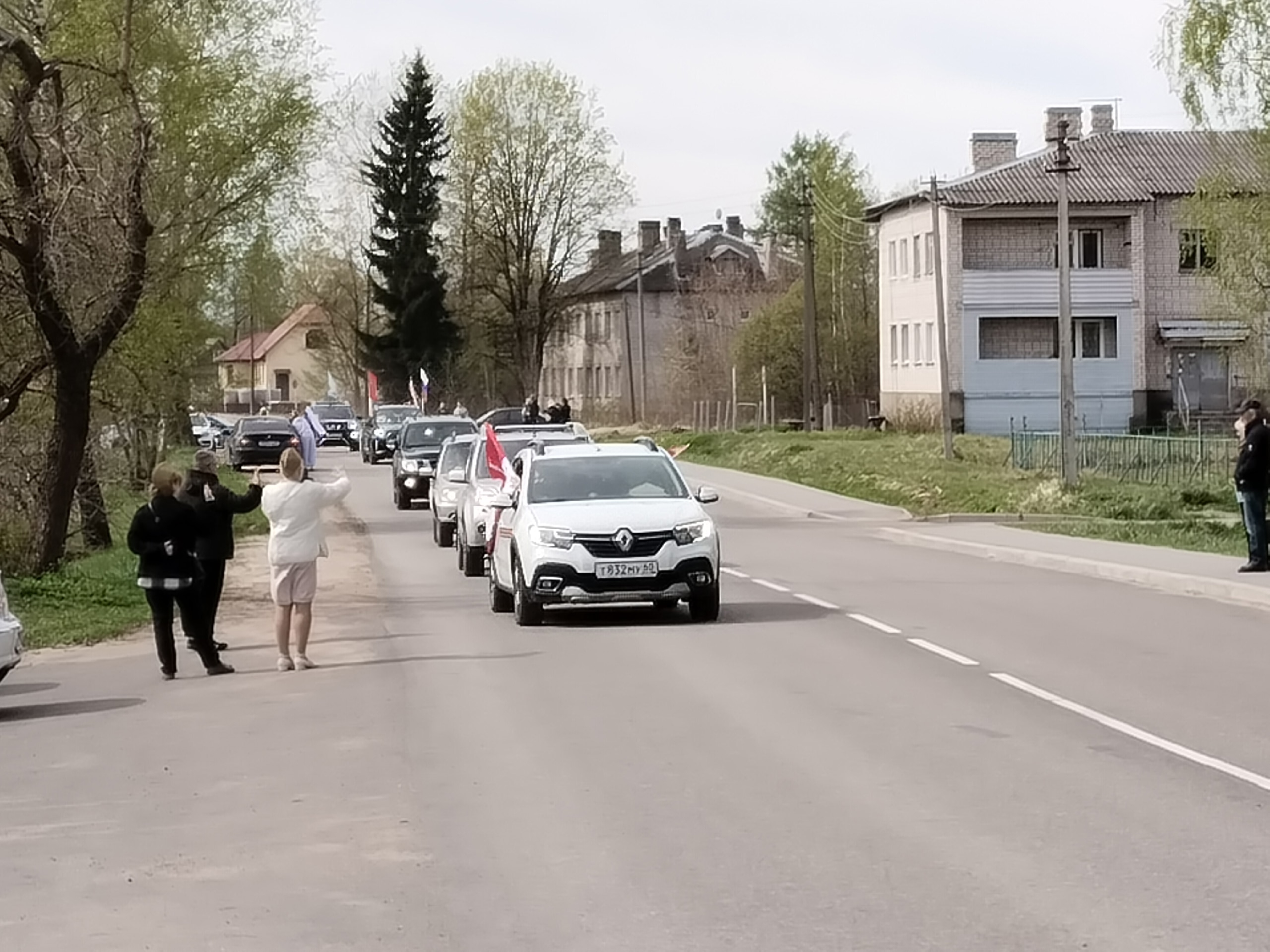 Сотня машин совершила автопробег по местам воинских захоронений в Стругах Красных