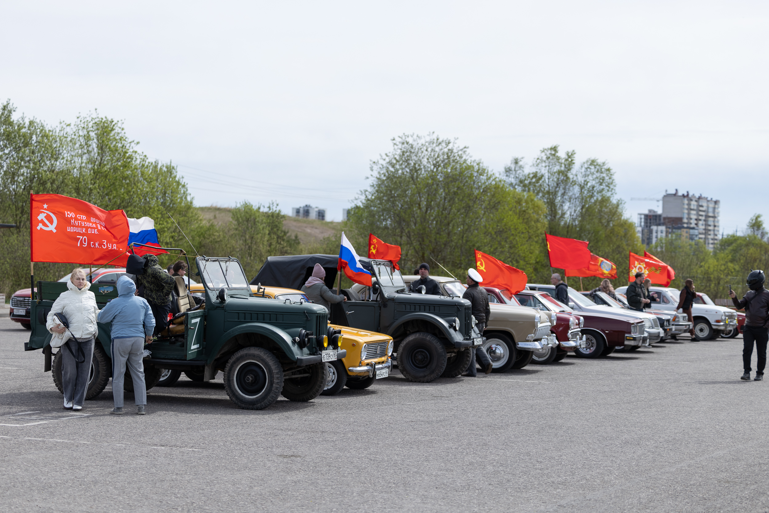 «Бессмертный полк» на колёсах: фоторепортаж с автопробега в Псковской области